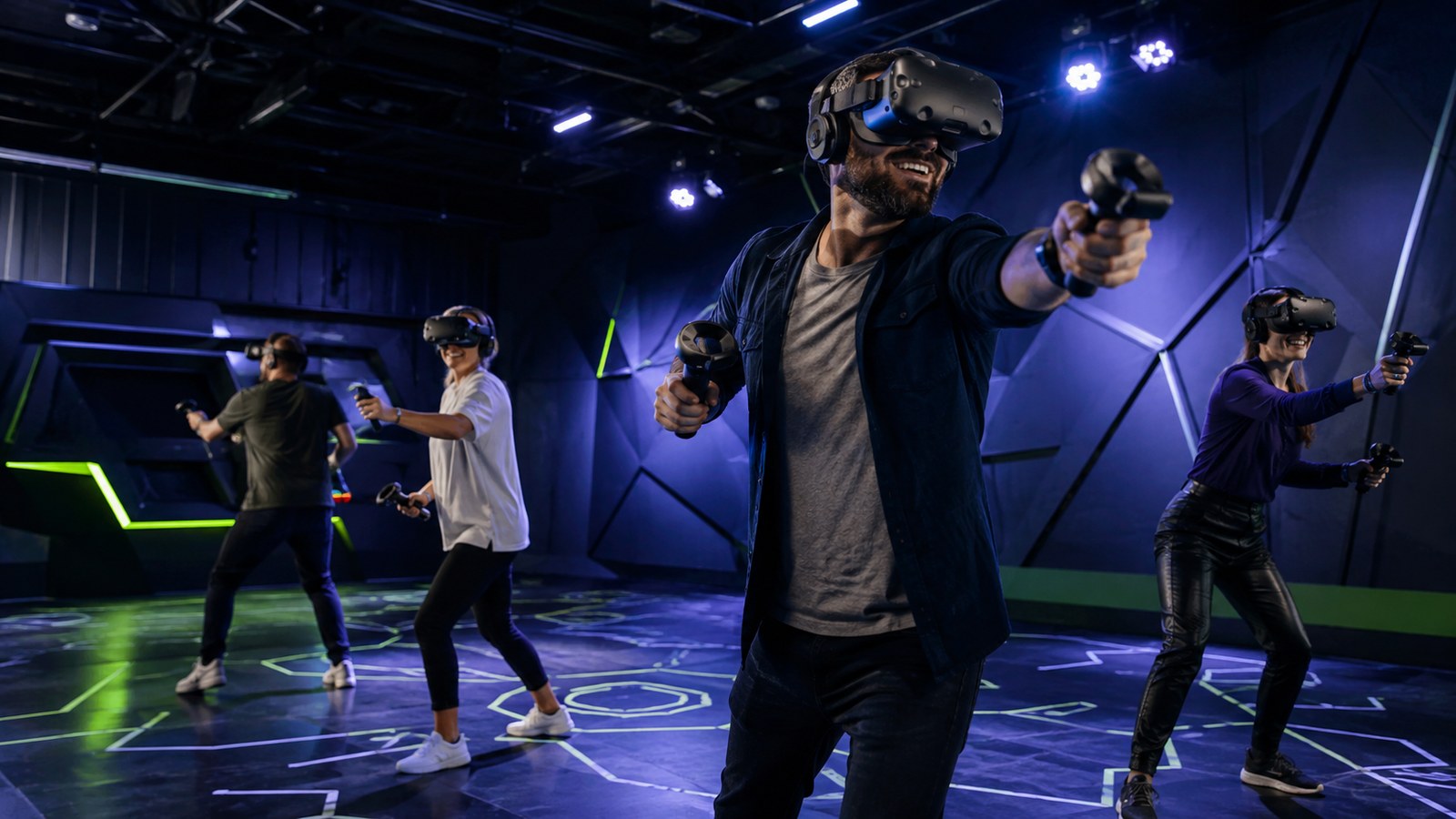 Erwachsene erleben Free-Roam VR bei Zero Latency Lippstadt